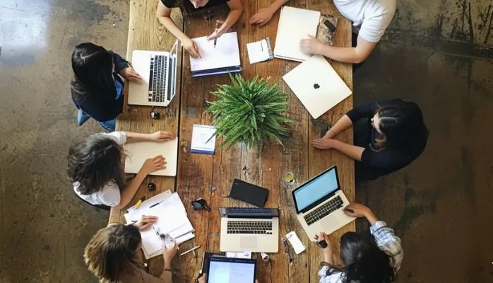 Le maintien de tarifs préférentiels par l’assureur après la retraite ne constitue pas un avantage de retraite en l’absence de financement par l’employeur !